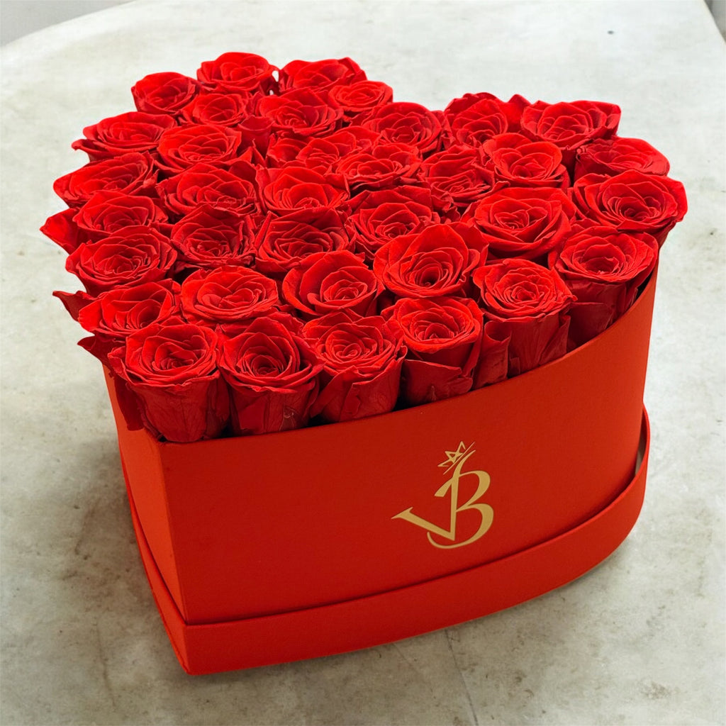 Coffret en forme de cœur avec roses rouges – Disponible en 3 tailles