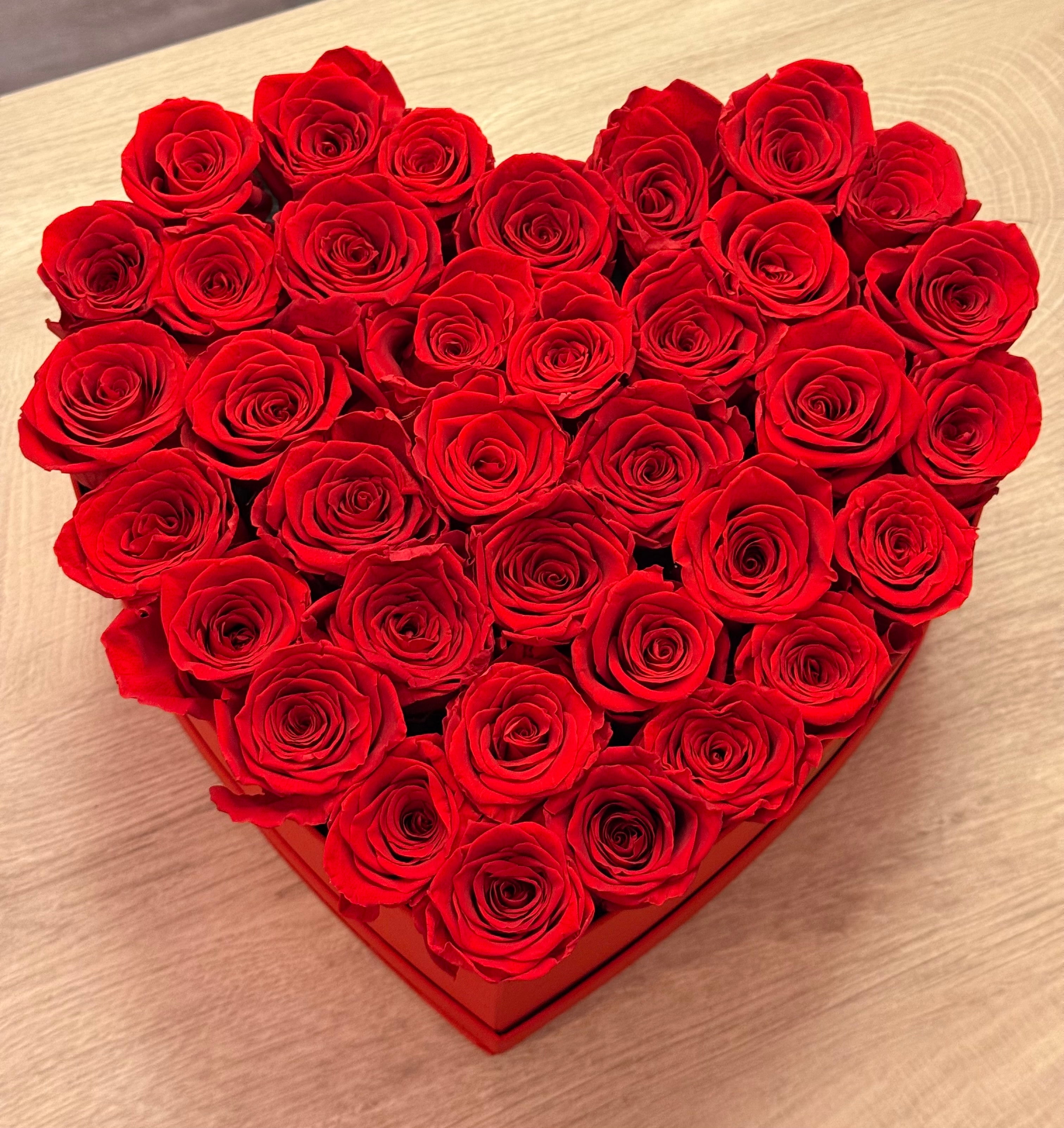 Coffret en forme de cœur avec roses rouges – Disponible en 3 tailles